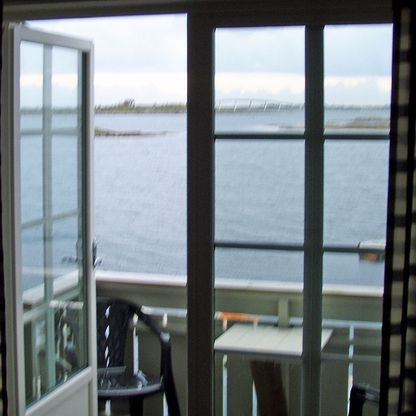 Utsikt fra veranda på utleieleilighet med havet i bakgrunnen