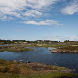 Naturfoto av berg og hav som danner elv inn mot smøla