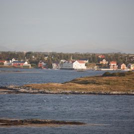 Utsikt mot Hopen på Smøla med havet og berg i forgrunnen