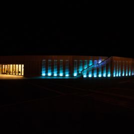 Gurisenteret på natten med blå lys i fasaden